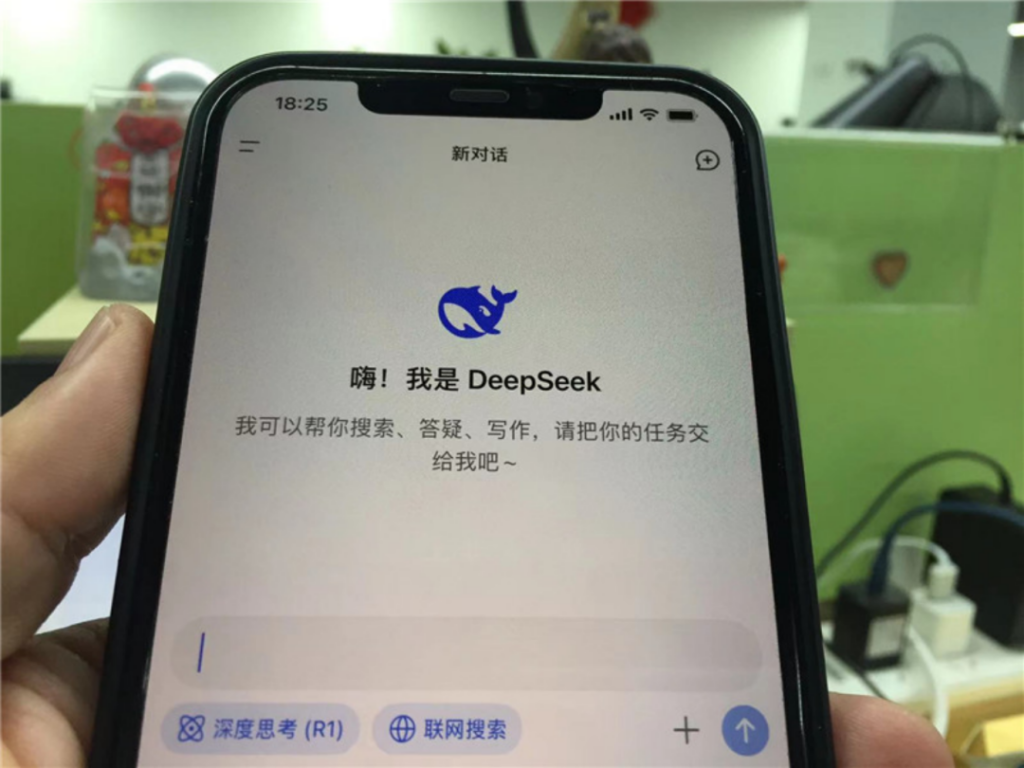 DeepSeek、腾讯元宝、豆包三大最热AI工具实测：下载榜背后的生态攻防战